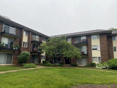 /international/us/5s100-pebblewood-lane-naperville-il-110109137163/