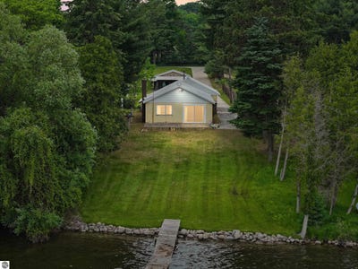 /international/us/8181-clam-lake-road-bellaire-mi-110100133249/