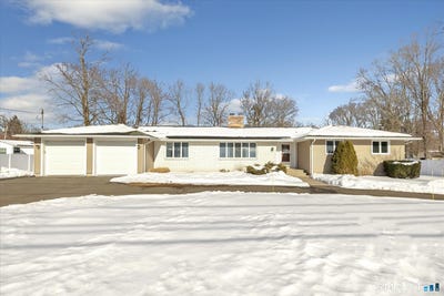 /international/us/197-maple-avenue-north-haven-ct-110106467852/