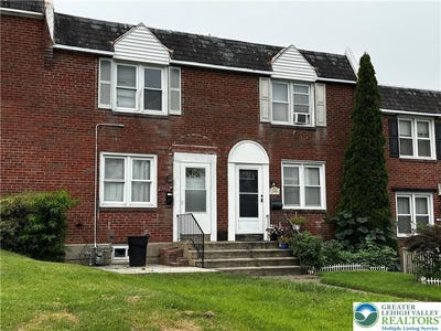 /international/us/1990-s-delaware-street-allentown-city-pa-110101338246/
