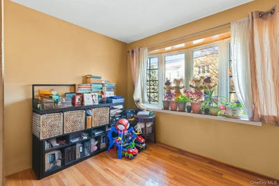 /international/us/58-40-61st-street-queens-ny-110104032412/