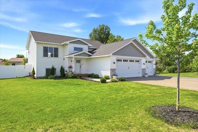 /international/us/811-brady-lane-new-richmond-wi-110108567473/