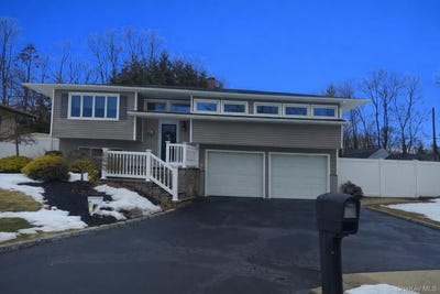 /international/us/113-lenore-lane-centereach-ny-110106368487/