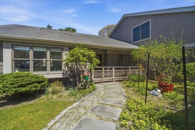 /international/us/121-montauk-highway-quogue-ny-110108684311/
