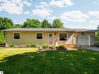 /international/us/4822-candlewood-lane-traverse-city-mi-110108844571/