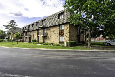 /international/us/11-oak-creek-drive-buffalo-grove-il-110108959680/