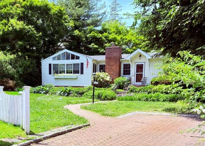 /international/us/12-ervilla-drive-larchmont-ny-110108489683/