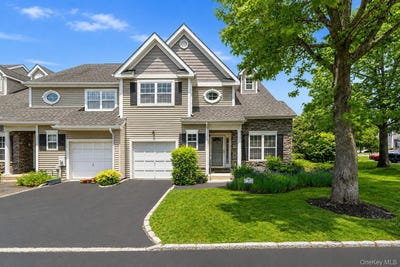 /international/us/72-paddington-circle-smithtown-ny-110108378735/