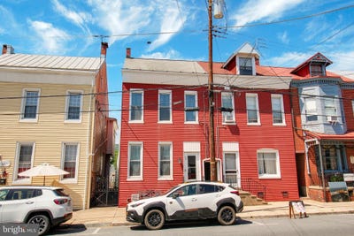 /international/us/243-state-street-hamburg-pa-110108617543/