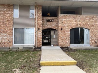 /international/us/11937-w-appleton-ave-milwaukee-wi-110107036812/