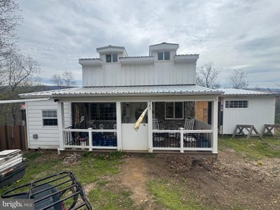 /international/us/1821-bears-lope-lane-great-cacapon-wv-110107278940/