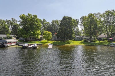 /international/us/3558-windwheel-point-drive-pinckneyvillage-livingston-mi-110101479406/?lang=de