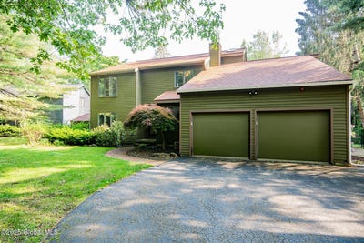 /international/us/13-robinwood-drive-clifton-park-ny-110100165072/