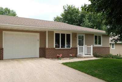 /international/us/1328-1st-ave-se-sioux-center-ia-110101049511/