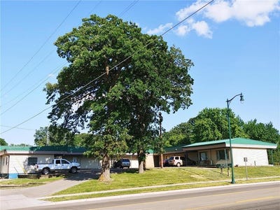 /international/us/905-e-5th-street-blue-earth-mn-110105275972/