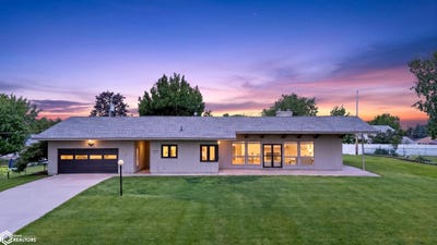 /international/us/103-crestview-drive-marshalltown-ia-110108224987/