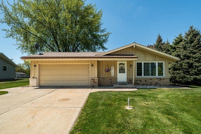 /international/us/8049-s-waring-dr-oak-creek-wi-110108537701/