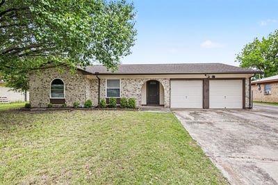 /international/us/902-kerry-street-benbrook-tx-110107994147/