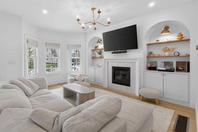 /international/us/17-manning-st-medford-ma-110107668323/