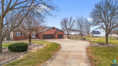/international/us/48381-277th-st-canton-sd-110103756720/