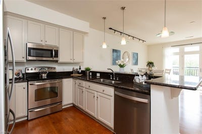 /international/us/670-town-center-drive-newport-news-va-110108250708/