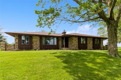 /international/us/21496-290th-street-adel-ia-110100591987/
