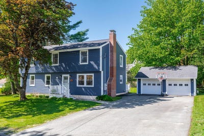 /international/us/19-hamlin-road-falmouth-me-110108362355/
