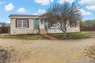 /international/us/231-county-road-5635-castroville-tx-110096449242/