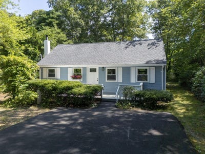 /international/us/46-lake-shore-drive-east-falmouth-ma-110119712998/