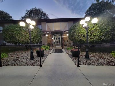 /international/us/995-n-cass-lake-road-waterford-twp-mi-110109870693/