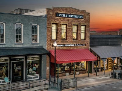 /international/us/106-w-main-street-pilot-point-tx-110106702925/