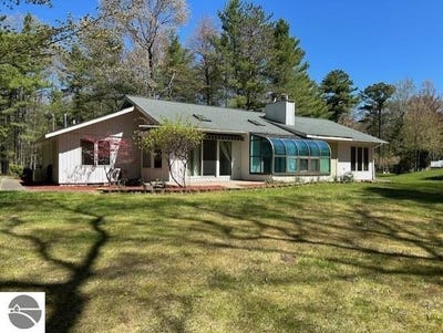 /international/us/1095-e-lincoln-street-east-tawas-mi-110108226153/