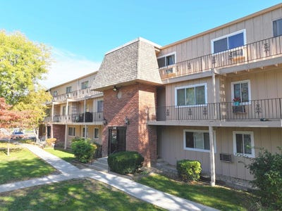 /international/us/2504-algonquin-road-rolling-meadows-il-110107538768/