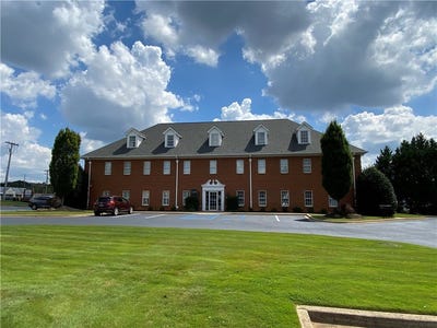 /international/us/1818-e-main-street-park-easley-sc-110107434344/