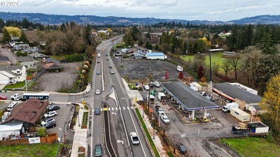 /international/us/179-n-highway-99w-dundee-or-110095892624/