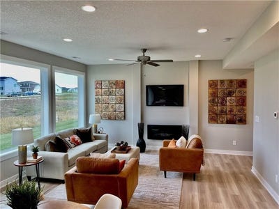 /international/us/5426-153rd-street-urbandale-ia-110105726309/