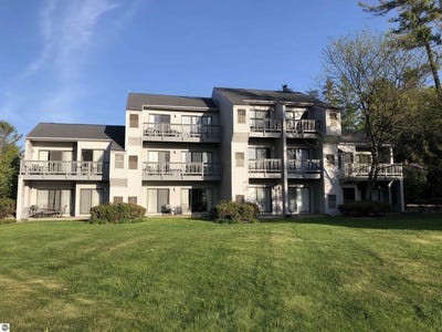 /international/us/5600-creeks-crossing-williamsburg-mi-110119309971/