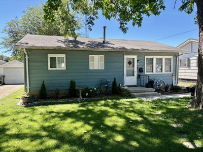 /international/us/105-s-miller-street-clinton-il-110108915877/