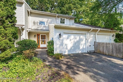 /international/us/125-tallow-wood-drive-clifton-park-ny-110120043704/