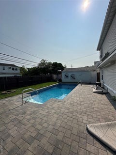 /international/us/12-green-lane-levittown-ny-110106962487/