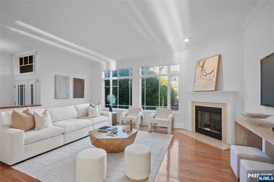 /international/us/105-hudson-cove-edgewater-nj-110120133347/