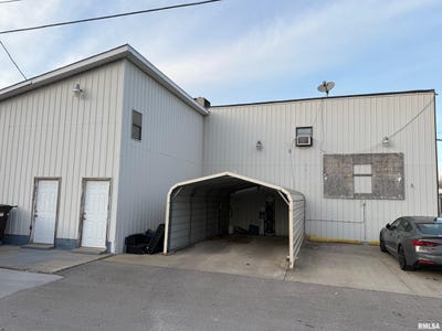/international/us/101-s-walnut-street-taylorville-il-110104781421/