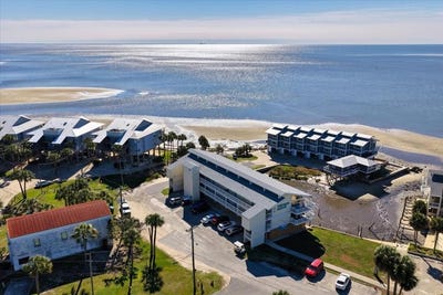 /international/us/82-2nd-st-cedar-key-fl-110104141903/