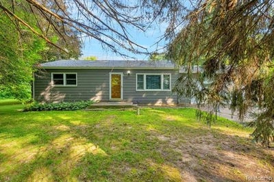 /international/us/16075-crest-drive-linden-mi-110101340012/