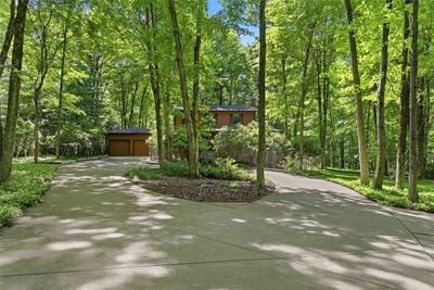 /international/us/137-spring-valley-rd-valencia-pa-110108579050/
