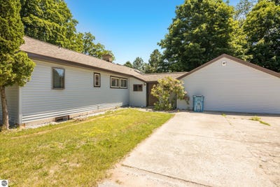 /international/us/637-crystal-avenue-frankfort-mi-110100682614/