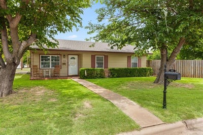 /international/us/112-w-oak-street-olney-tx-110107859839/