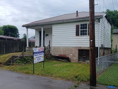 /international/us/8706-1-2-maryland-avenue-marmet-wv-110108356539/