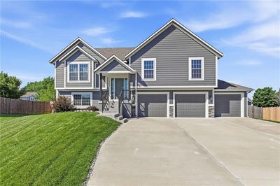 /international/us/12301-s-burr-oak-circle-peculiar-mo-110108358479/