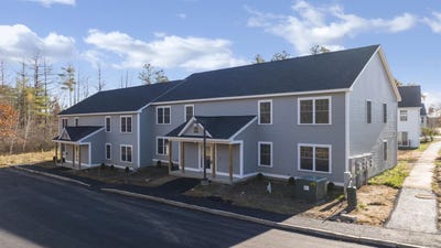 /international/us/10-cape-coral-way-rochester-nh-110108497921/